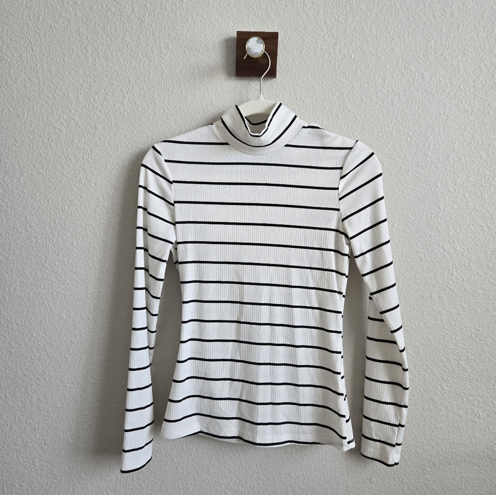 White & black stripe turtle neck